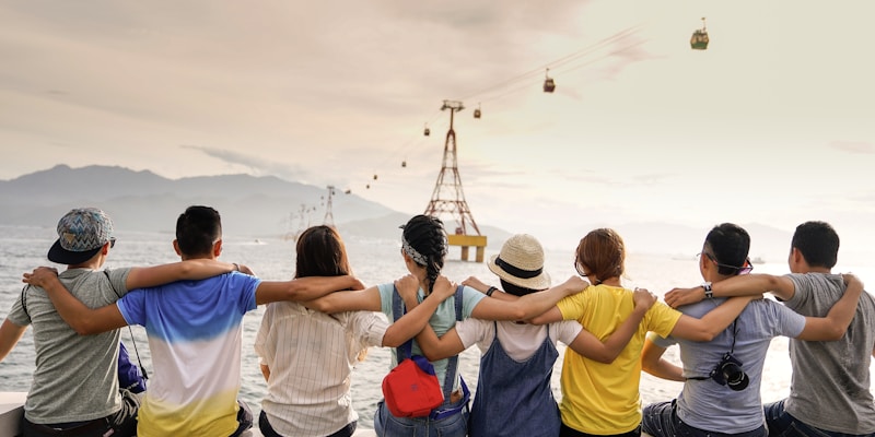 在线社区用户头像墙与热烈讨论界面